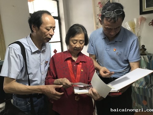 项亚民翻阅老照片 项亚民翻阅老照片